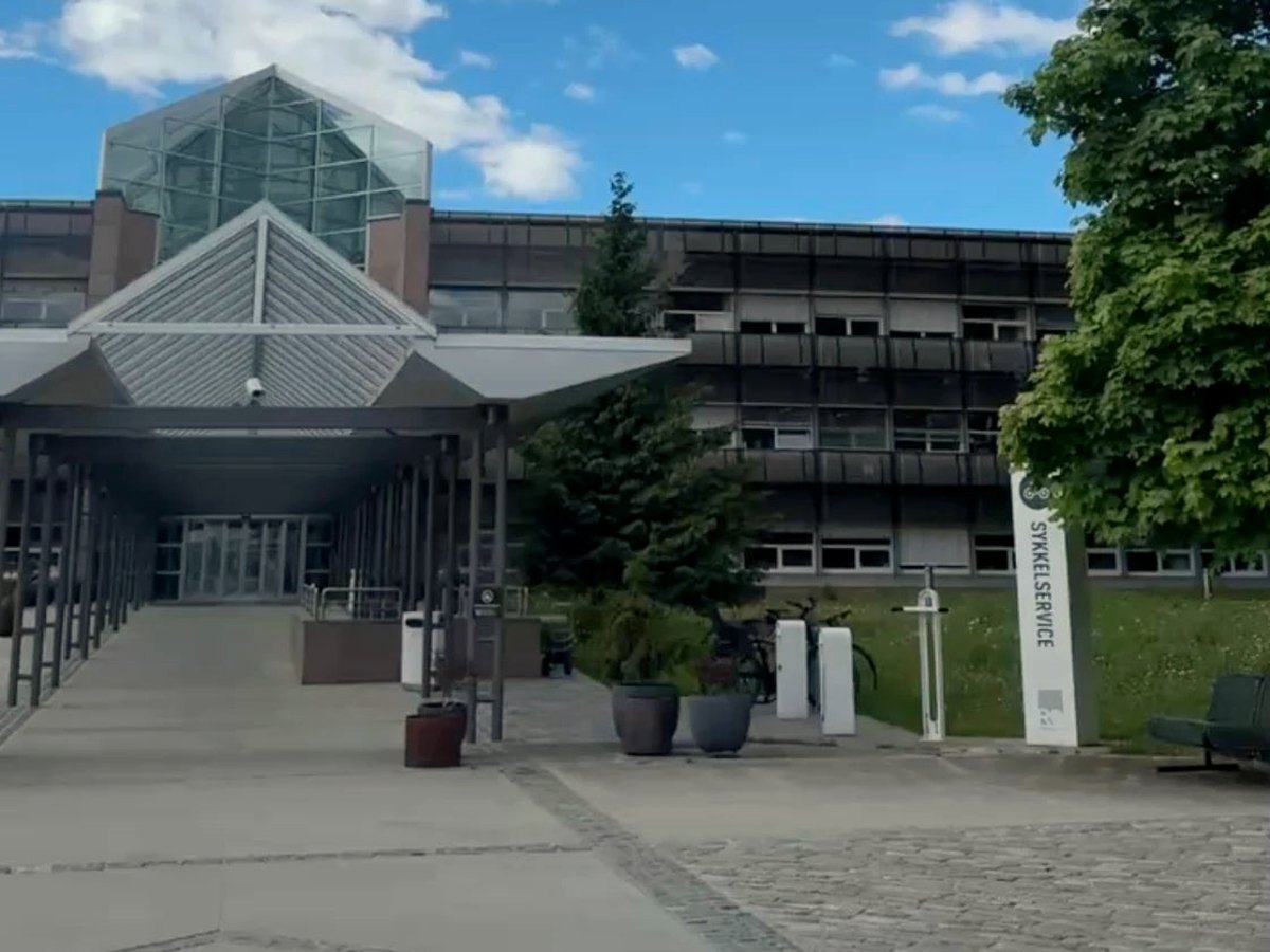 Inngangspartiet på Rosenholm Campus, der ABC Teknikk holder til
